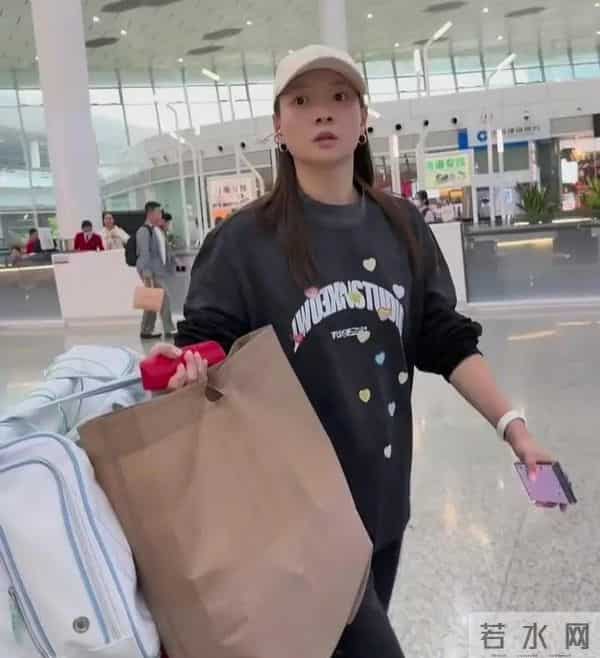 黄雅琼深圳机场抵达，黑色印花卫衣套装配米色帽，休闲随性好高级