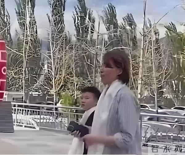 董卿带儿子现身南通！体态挺拔气色红润，奔五状态美到犯规