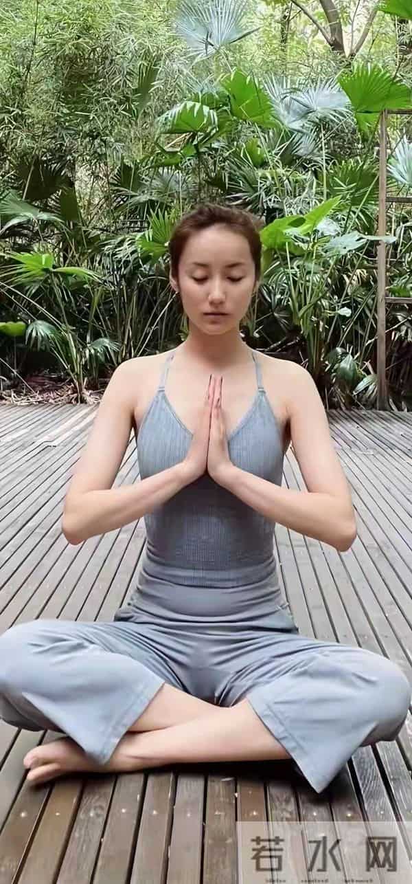 吕一，肤白貌美，体态丰腴：写真欣赏。