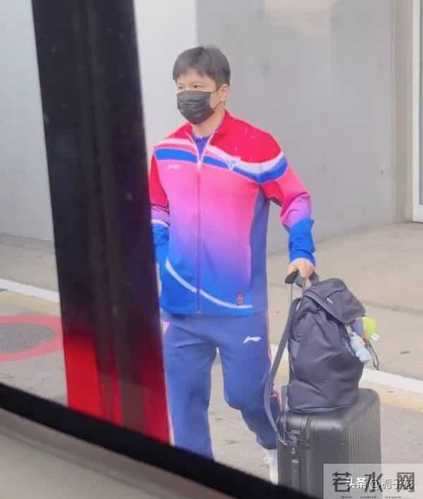 樊振东在澳门被偶遇，他看起来瘦了不少，穿着迷彩服运动装 帅呆了