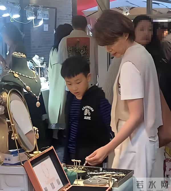 董卿带儿子现身南通！体态挺拔气色红润，奔五状态美到犯规