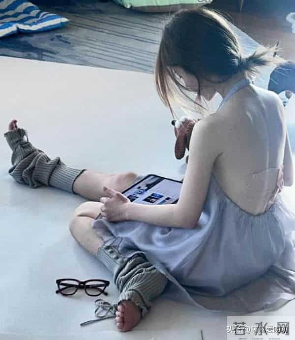 看到赵露思背上那一片膏药贴，真的好让人心疼。