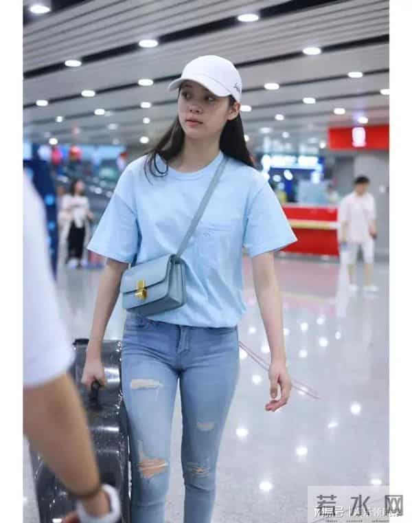 路拍生图下的欧阳娜娜，有点东西了，小女孩身材好长大了！