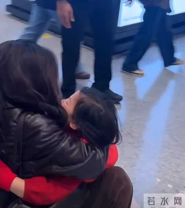 朱珠现身机场,不停撩拨头发被吐槽,女儿王珠宝接机把她扑倒了