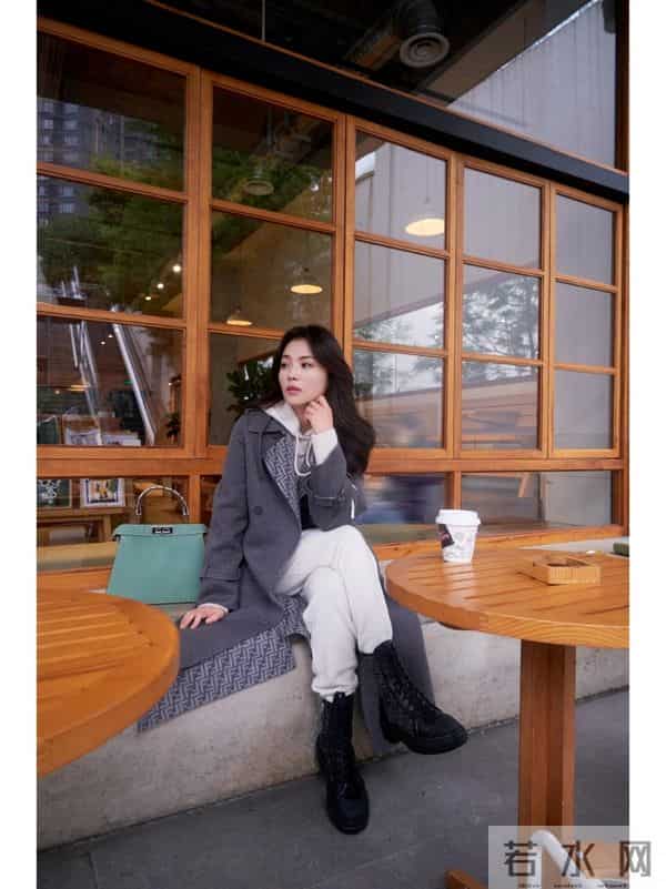 看了刘涛的穿搭，我悟了：大衣不配半身裙、小白鞋，才更时髦高级