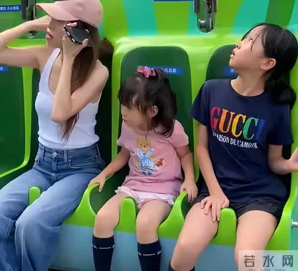 郭晓峰妈妈携亲戚来北京玩，住在小酒店，2个孙女出镜全程玩手机