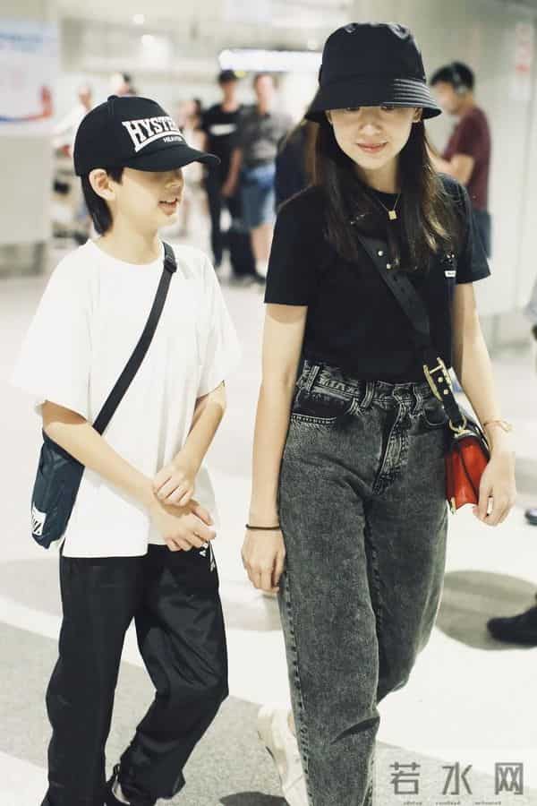 45岁董洁巡店被偶遇,本人皮肉松弛、个子不高,穿搭简洁气质好