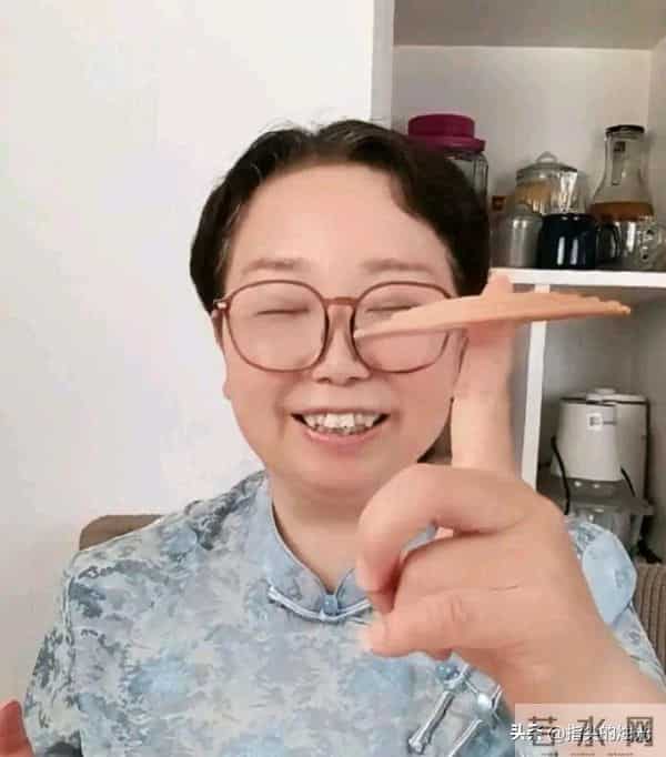 杜新枝素颜曝光,人设崩塌?直播里的妈妈和现实差太多