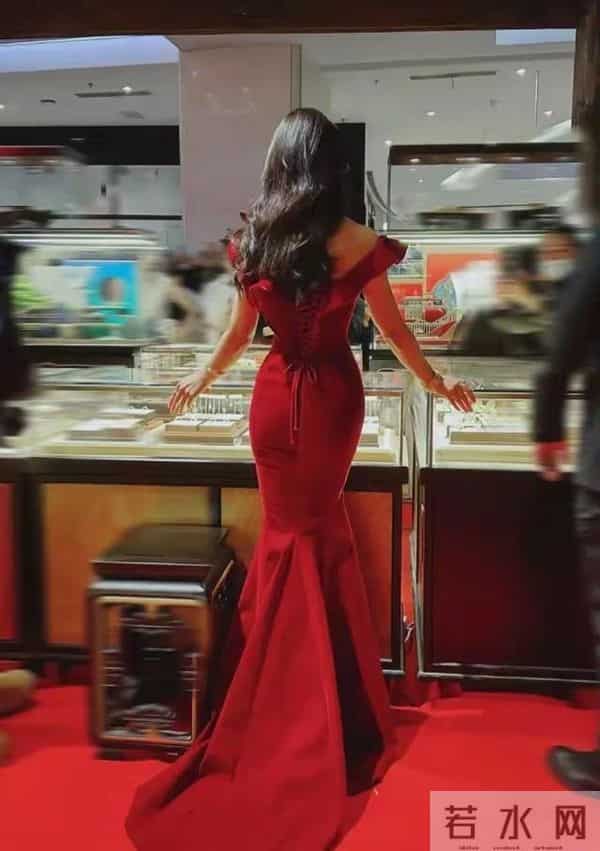 哇塞！刘涛这肥臀，算是圈内第一了吧，麻花辫配包臀裙太显年轻了