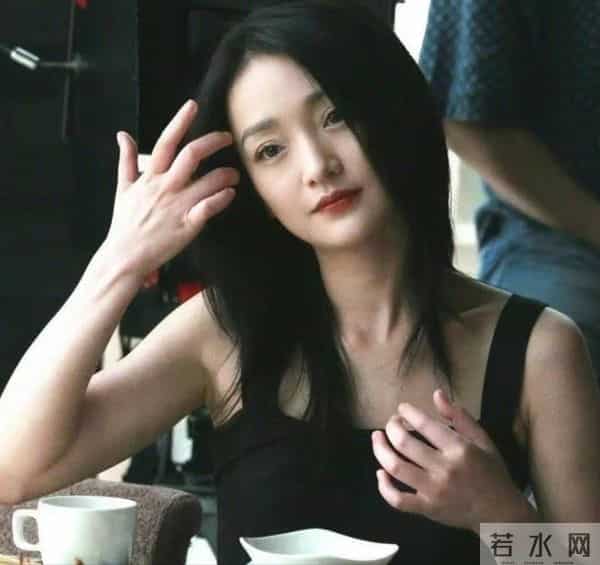 51岁周迅头发花白,一脸老态认不出,强大心态令人叹服!