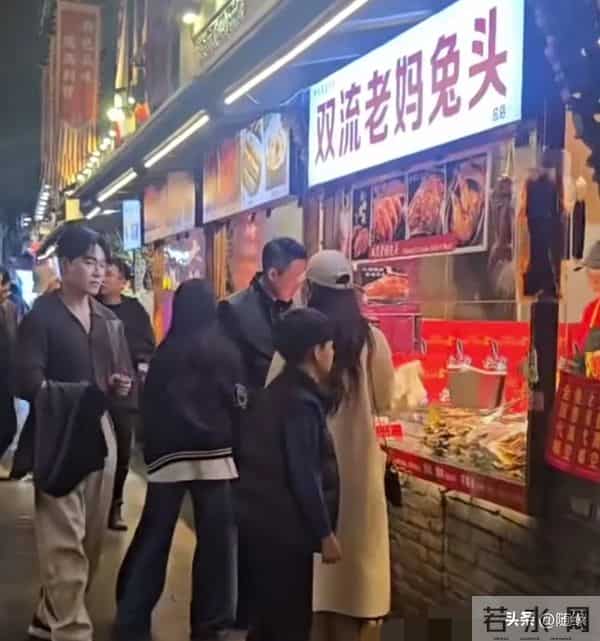 小玥儿和奶奶牵手成都公园，身高比肩张兰，气质像妈妈大S