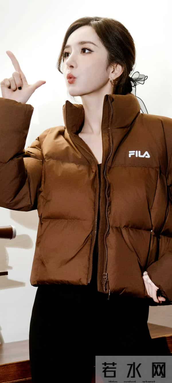 杨幂 短款羽绒服，修身长裤，这身材怎么穿都时尚
