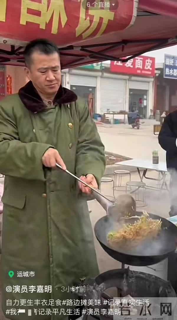 有名演员无戏可拍，回老家摆摊卖炒面，张颂文一句话揭开内娱真相