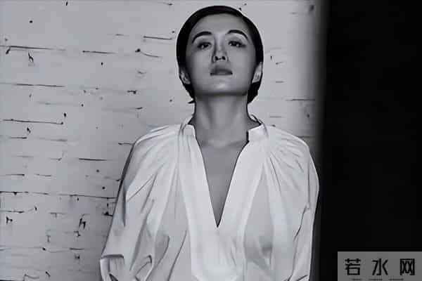 “录音门”不到一周，官方下场锐评，王家卫秦雯迎来两大噩耗