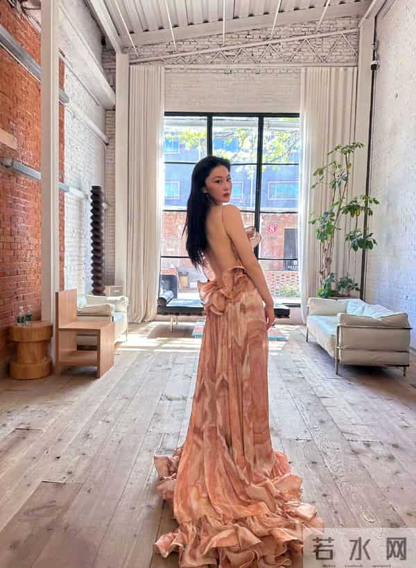 张馨予这组好有感觉!光脚陷在沙发,慵懒又好看