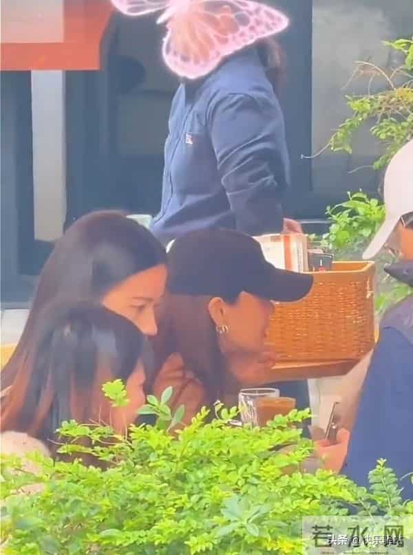 baby在上海路边摊吃饭 吃到忘情还舔手指 用手擦嘴擦脸 毫无星味