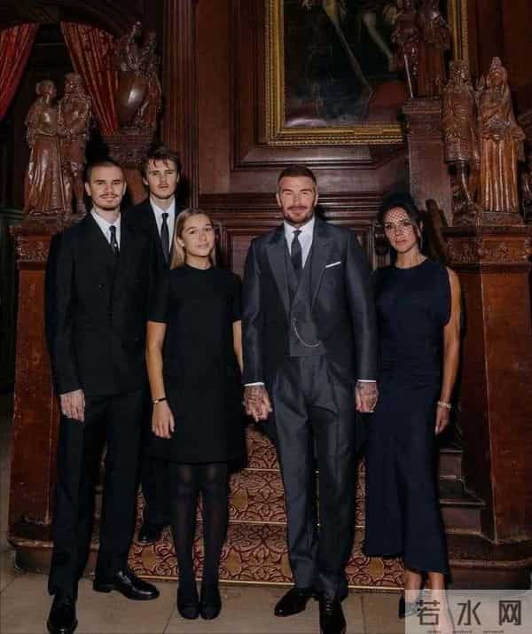 贝克汉姆圆梦封爵!一手牵贝嫂一手牵小七,俩儿子像“保镖”