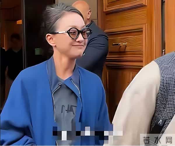 51岁周迅头发花白,一脸老态认不出,强大心态令人叹服!
