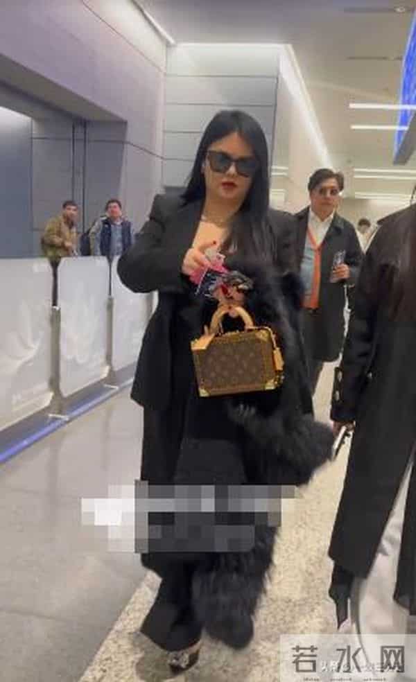 李湘胖到弯不下脖子，机场罕用便宜货，被人搭话她不理还嘲讽冷哼
