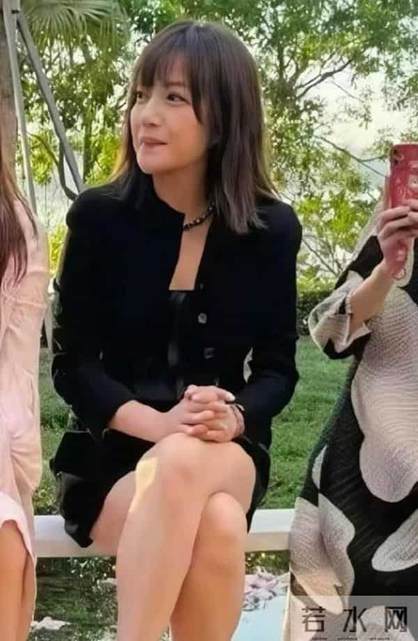 面相又变了！50岁赵薇近照曝光，婚礼上用心打扮，却走不了回头路