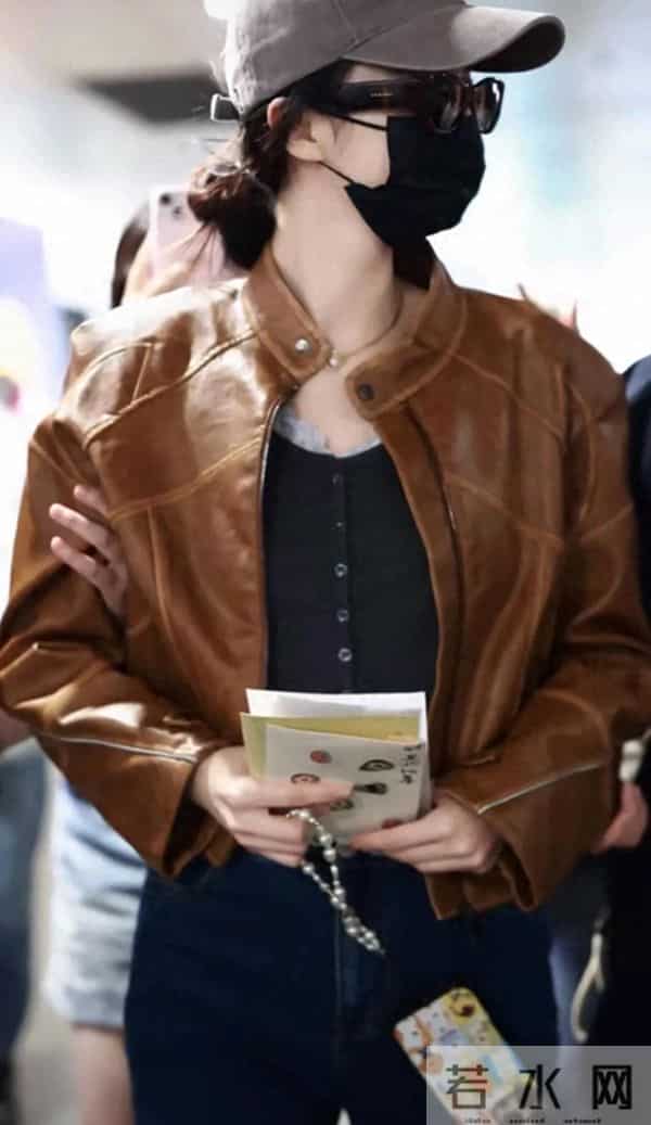 王楚然现身机场，皮衣搭配微喇牛仔裤勾勒身材又气场十足！