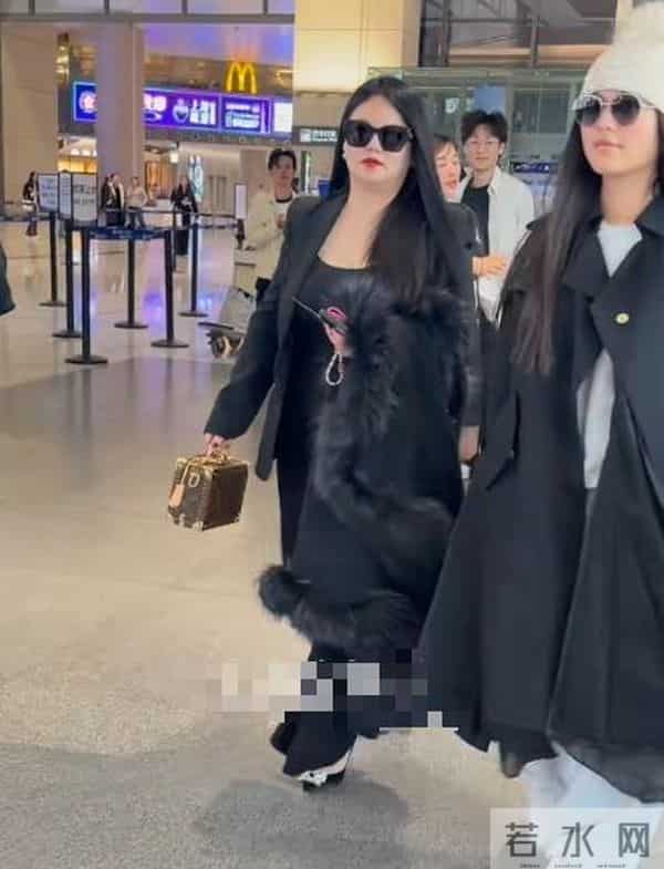 王岳伦一家三口同框，李湘瘦了，被问及模仿热潮，本人笑而不语