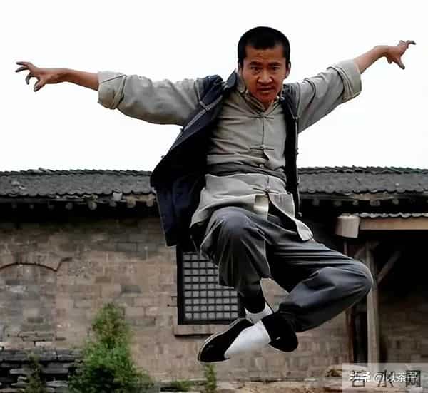 知名演员无戏可拍,在老家拍视频卖炒面,张颂文早已揭开内娱真相