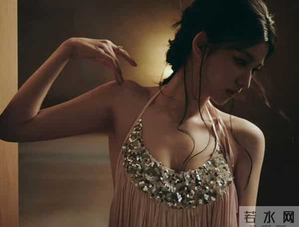 王楚然海边假日写真，这身材也太性感了！