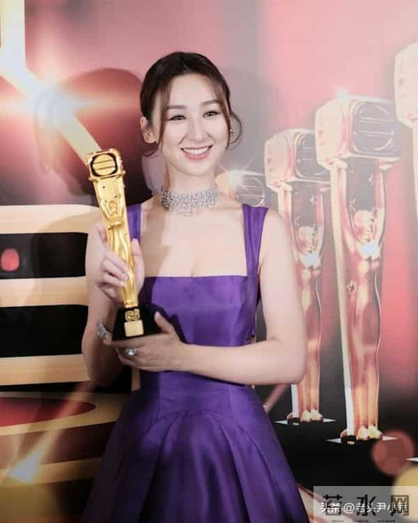 高海宁拍摄海报花絮惊现排骨胸,希腊女神装澎拜身材瞬间消失