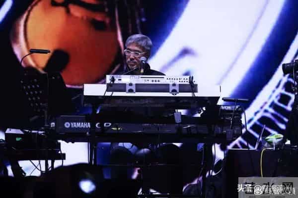 屠颖儿子发文：爸爸在跑步机上摔倒，意外离开了我们；他这一生过得非常精彩，我会照顾好自己和妈妈