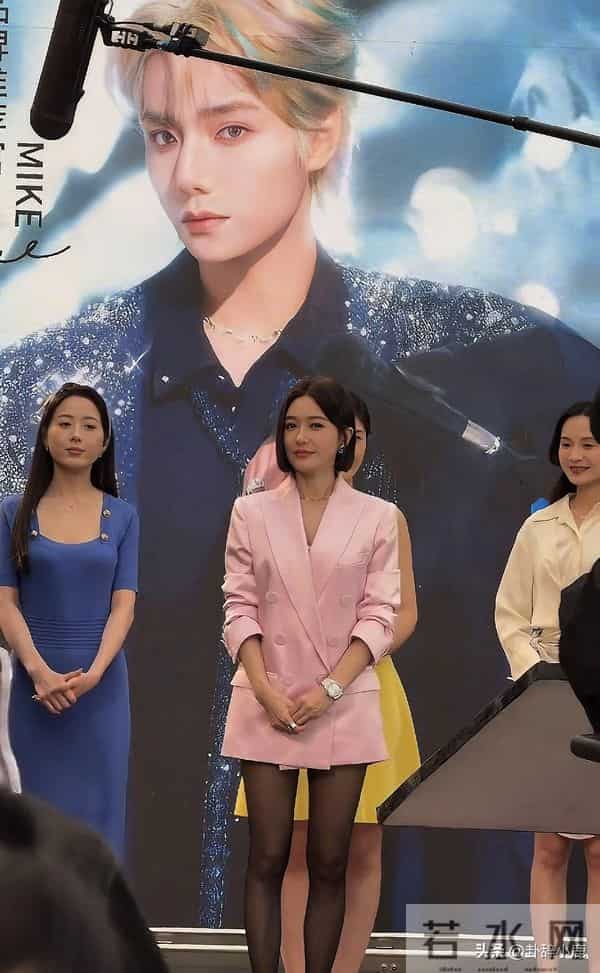 秦岚王阳宁波拍戏时被偶遇，男帅女美超养眼，秦岚温柔身姿太勾人