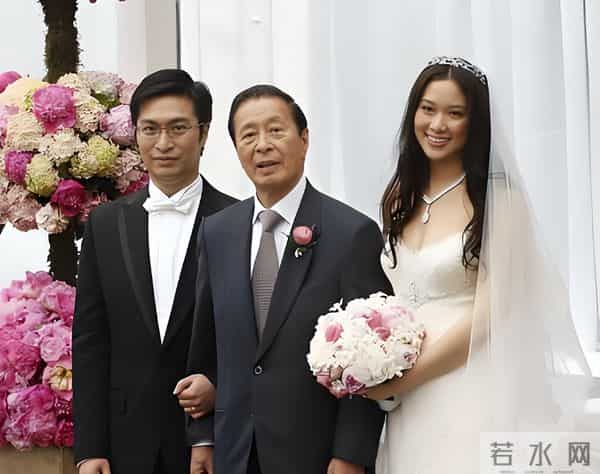 14岁就长得“倾国倾城”，24岁被富豪花7亿娶回家，8年生下4个娃