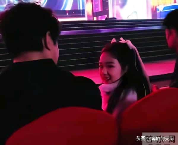 陈思诚和小酒窝聊天了，他一脸宠溺就像看着儿媳妇！