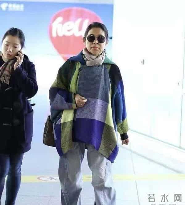 倪萍瘦身后真洋气，穿宽松毛衣+牛仔裤走机场，拿LV包包不像66岁