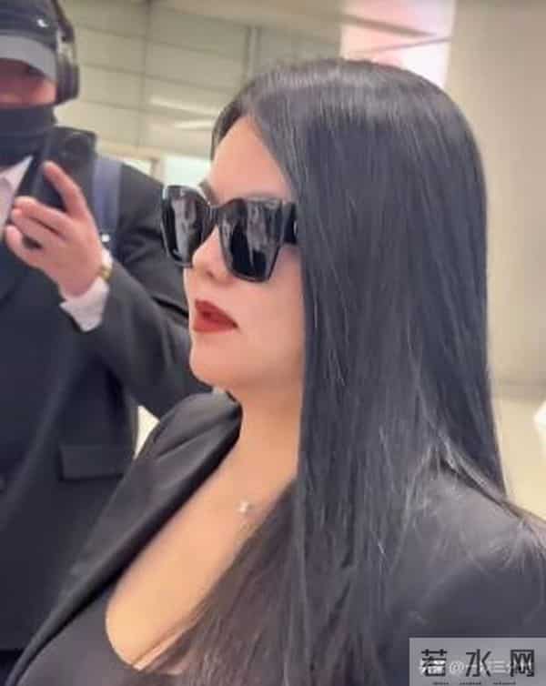 李湘胖到弯不下脖子，机场罕用便宜货，被人搭话她不理还嘲讽冷哼