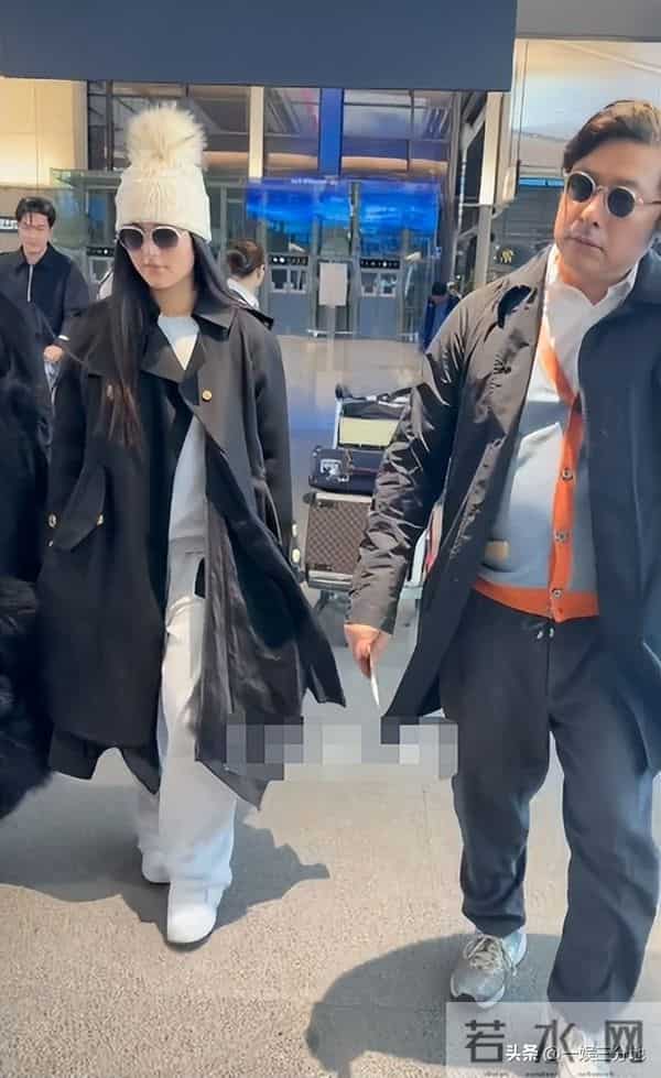 李湘胖到弯不下脖子，机场罕用便宜货，被人搭话她不理还嘲讽冷哼