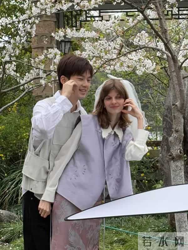 偶遇阿诺在街头拍摄，打扮漂亮似芭比娃娃，董力负责当拎包小弟