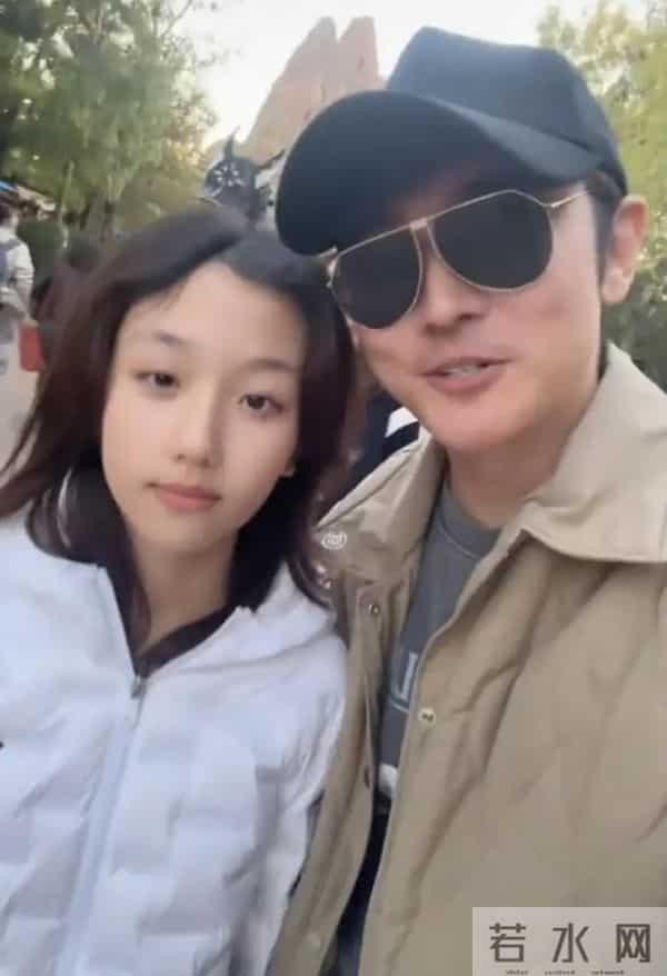 张丹峰洪欣带孩子逛环球影城，对着镜头比耶，完全看不出相差10岁