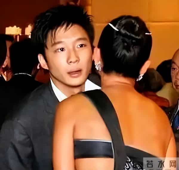 她14岁就长得“倾国倾城”,被富豪花7亿娶回家,8年生下4个娃