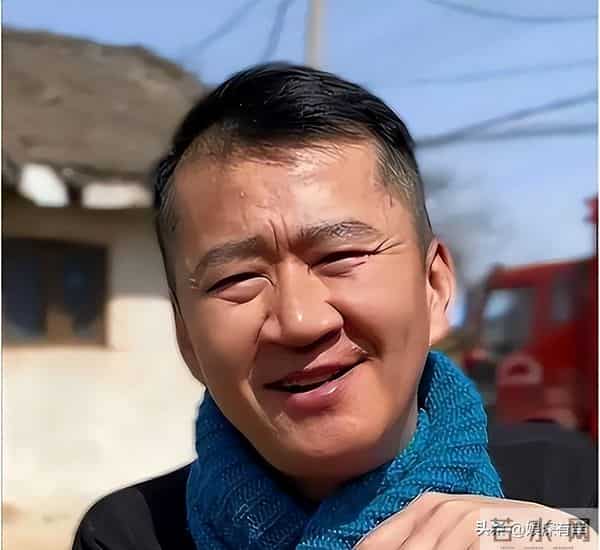 知名演员无戏可拍,已回老家摆摊挣钱,张颂文一句话揭开内娱真相