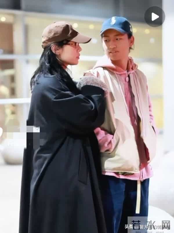 白百何大儿子现身机场，17岁元宝又高又壮，留长发扎马尾像陈羽凡