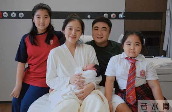乔杉妻子晒三胎正脸照，公开儿子大名，一儿两女没一个长得像妈妈