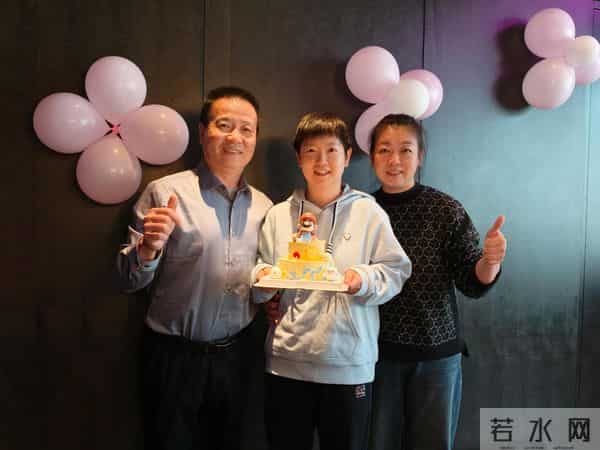 莎莎晒出和爸爸妈妈的合照,还有生日视频和烟花,好幸福哦