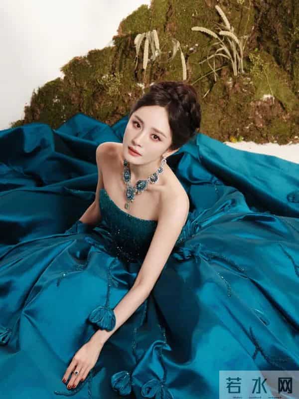 出道35年，杨幂获奖！为拍戏过完年就到山东体验生活，房主任搂其给女儿录视频：本人太美了，我差点晕过去