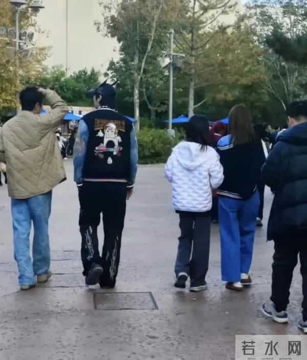 张丹峰洪欣带孩子逛环球影城，对着镜头比耶，完全看不出相差10岁