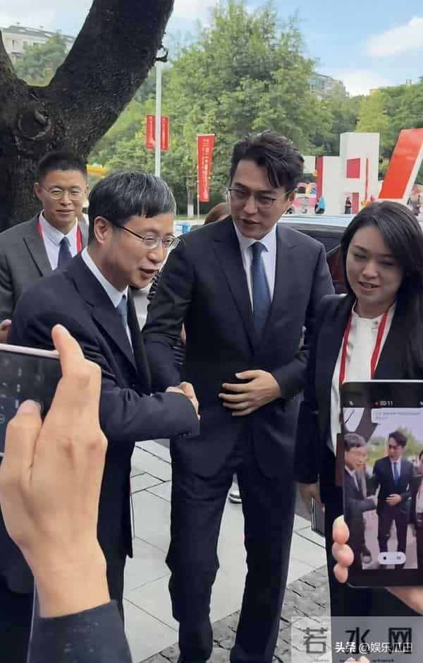 网友重庆偶遇靳东 着西装很绅士 本人大长腿 超帅气 连眼角褶子都迷人