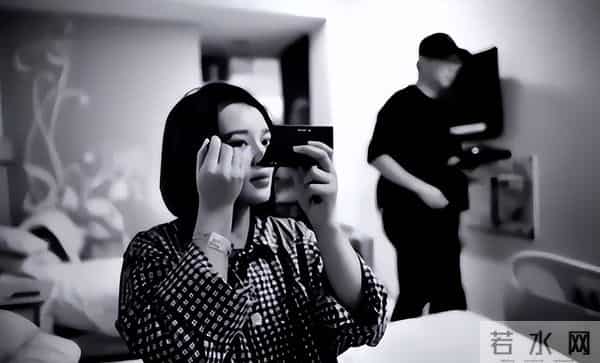 央视主持人胡蝶：31岁嫁大12岁陆川，婚后长期分居生下一儿一女