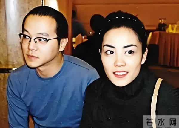 王菲也没料到，28岁女儿窦靖童“被爆同居”，会走上她的来时路