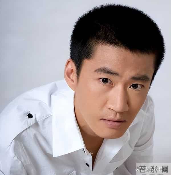 知名演员无戏可拍,已回老家摆摊挣钱,张颂文一句话揭开内娱真相