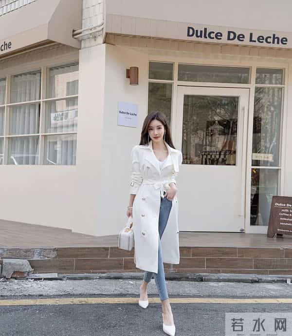 孙允珠 绞花碧螺白上衣修身牛仔裤